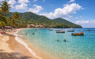 plage-eaux-turquoise-collines-bateaux