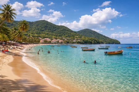 plage-eaux-turquoise-collines-bateaux
