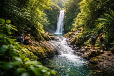 toboggan-naturel-cascade-randonneurs-vegetation