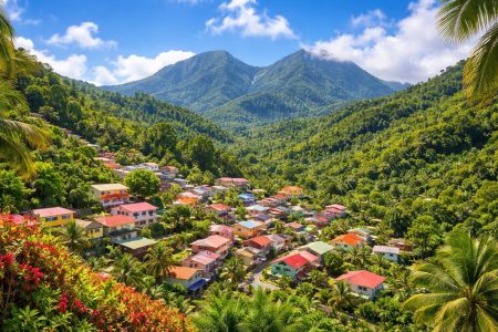 ajoupa-bouillon-maisons-colorées-montagnes