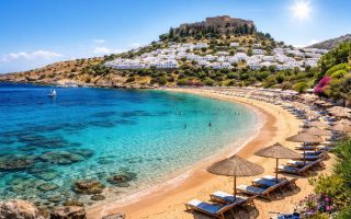 plage-rhodes-eaux-turquoise-maisons-blanches