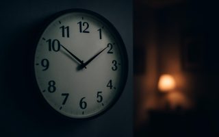 Signification des Heures Miroir Inversées : Quel Message se Cache Derrière ?