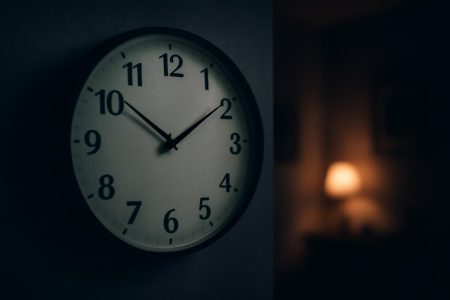 Signification des Heures Miroir Inversées : Quel Message se Cache Derrière ?